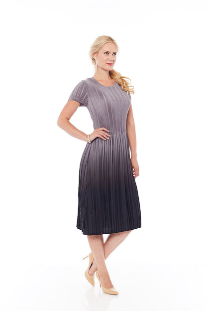 The Pleated Gradient Dress in Mousy Grey – Loose-Fit Shift Dress with Half Sleeves