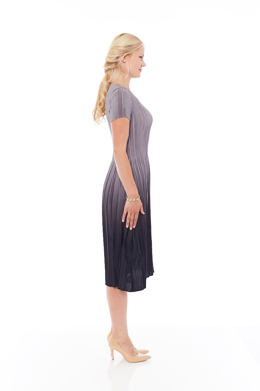 The Pleated Gradient Dress in Mousy Grey – Loose-Fit Shift Dress with Half Sleeves