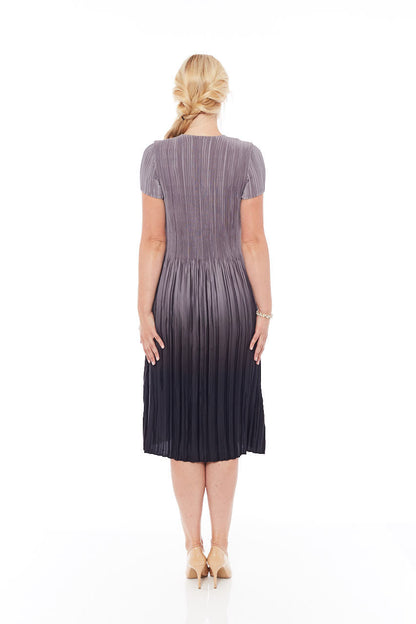 The Pleated Gradient Dress in Mousy Grey – Loose-Fit Shift Dress with Half Sleeves