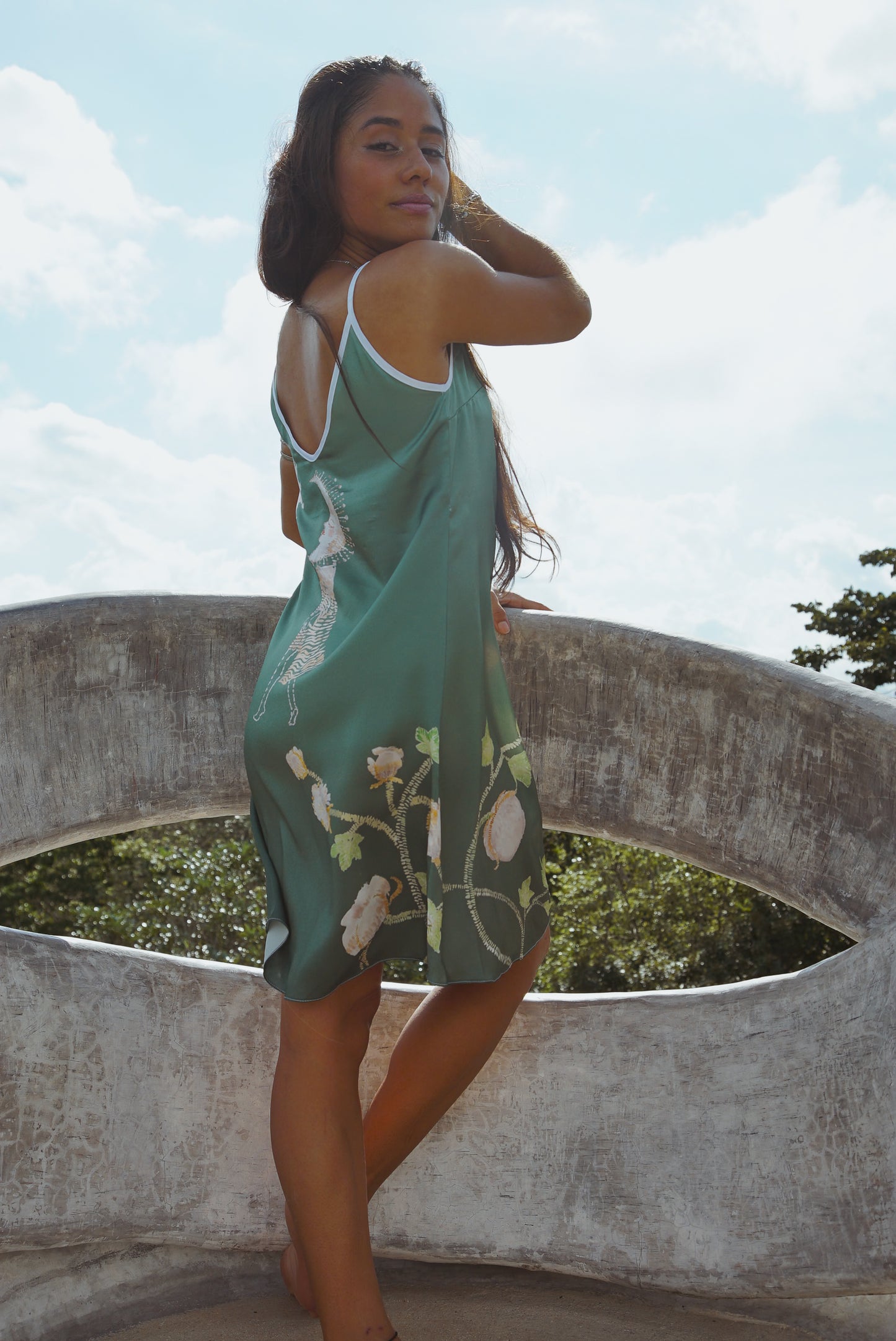 Robe nuisette en soie Vela en vert jungle papillon 