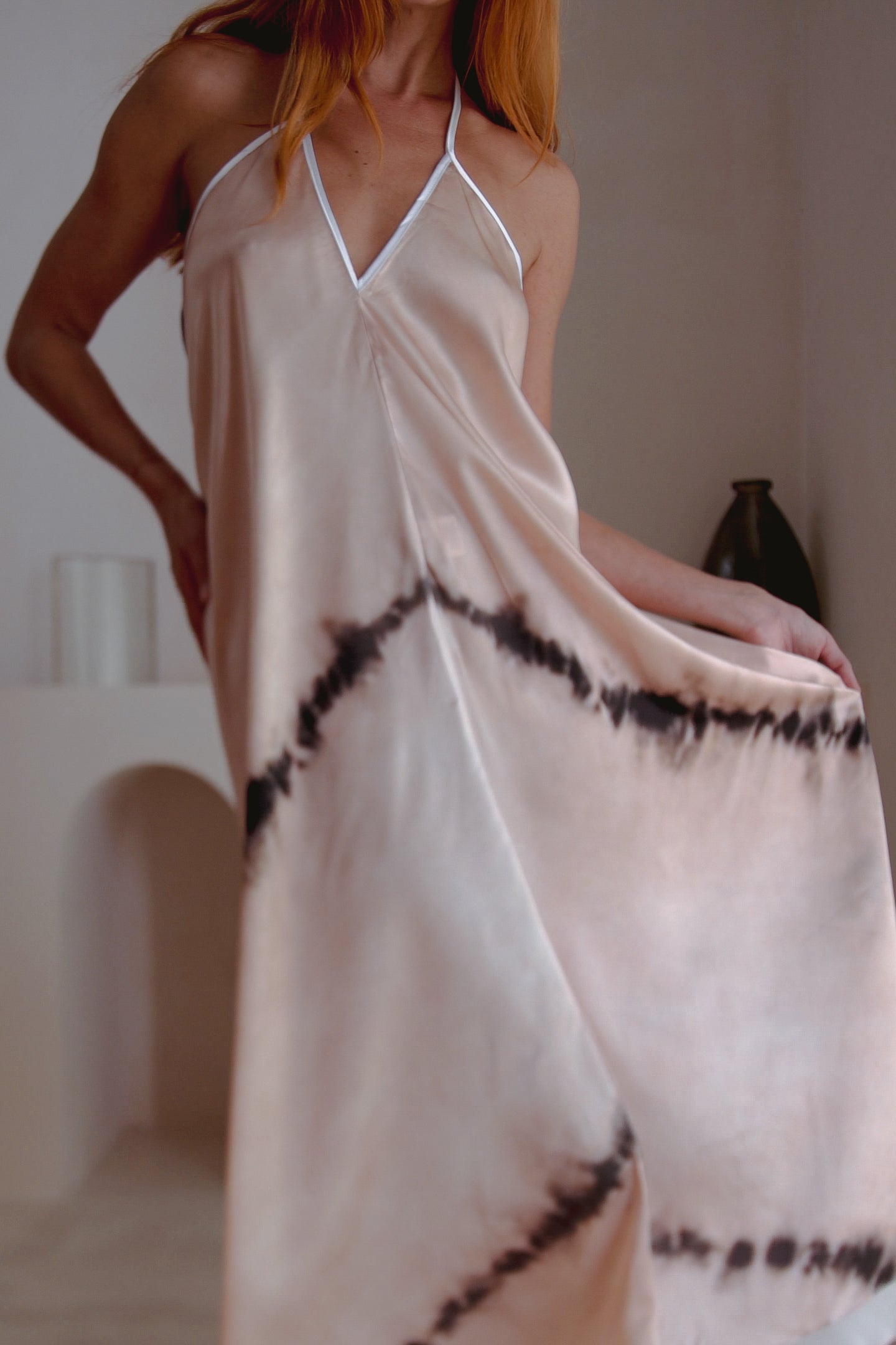 Vestido de seda con escote halter Altair en Shibori 